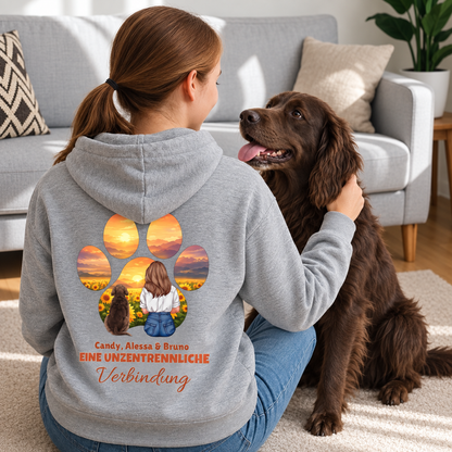 Grau melierter Hoodie mit Druck eines Pfotenabdrucks und personalisierter Grafik von Mensch und Hund.