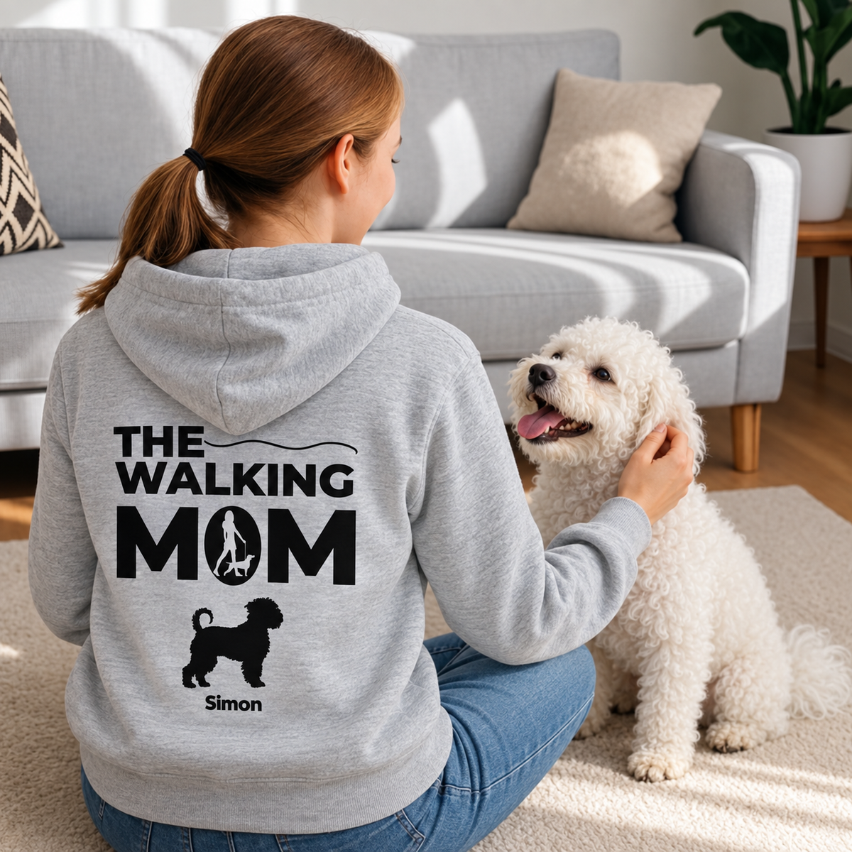 Grauer Hoodie mit Rückenaufdruck "THE WALKING MOM", personalisiert mit Hundebild und Namen.