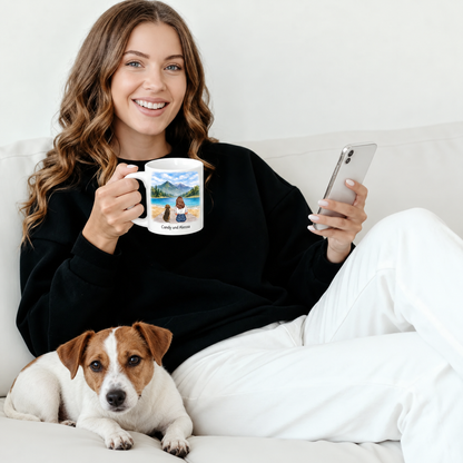 Person hält eine personalisierte Tasse mit Landschaftsmotiv, neben ihr liegt ein Hund auf der Couch.