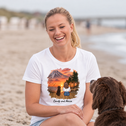 Weißes T-Shirt mit personalisiertem Druck einer Landschaft mit Hund, Trägerin lacht am Strand.