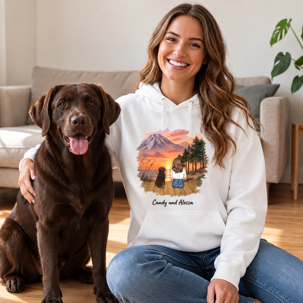 Weißer Hoodie mit personalisiertem Druck, zeigt eine Szene mit einem Mädchen und einem Hund am Wasser.