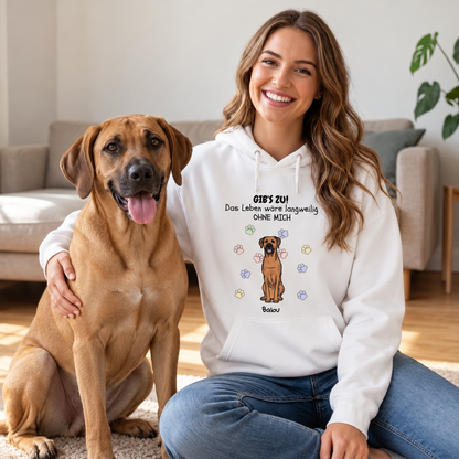 Weißer Hoodie mit Aufdruck "GIB'S ZU! Das Leben wäre langweilig OHNE MICH" und Abbildung eines Hundes.
