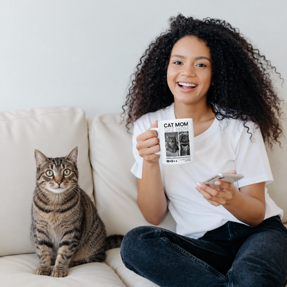 Personalisierte Tasse mit dem Aufdruck "CAT MOM", gehalten von einer lächelnden Frau auf einem Sofa, neben ihr sitzt eine Katze.