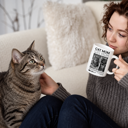 Person hält eine personalisierte Tasse mit Katzenmotiven und lächelt ein gestreiftes Tier an.