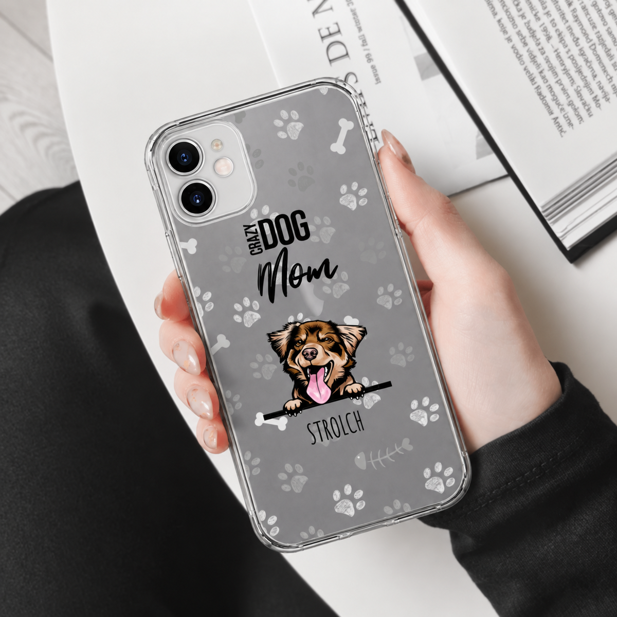 Personalisierte Handyhülle mit Hundemotiv, grauem Hintergrund und Pfoten-Design. Flexible Schutzhülle für Smartphone.