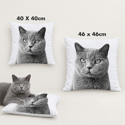 Zwei personalisierte Kissen mit Haustierportrait in Graustufen, Größen 40x40cm und 46x46cm.