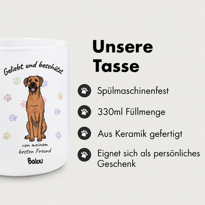 Personalisierte Keramiktasse mit Hundemotiv und der Aufschrift "Geliebt und beschützt". 330 ml Füllmenge.