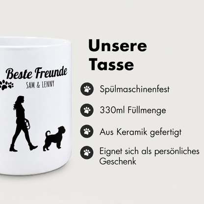 Weiße Keramiktasse mit personalisiertem Text und Silhouetten von Mensch und Hund. 330ml, spülmaschinenfest.