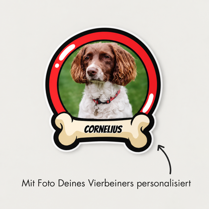 Personalisierter Autoaufkleber mit Hundebild und Name, in rot-weißer Farbgebung.