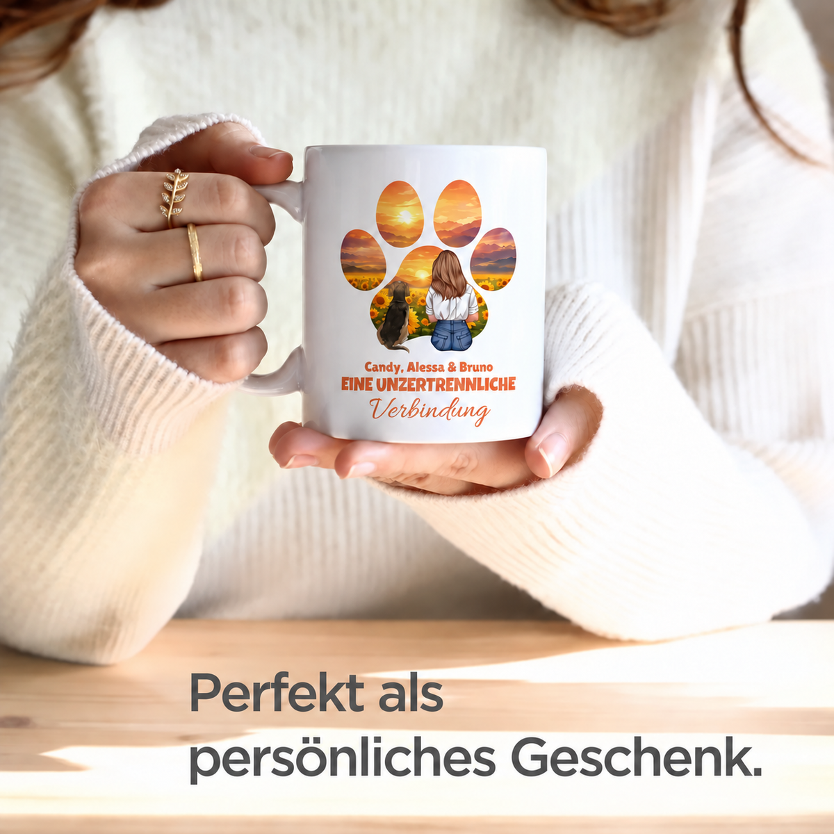 Personalisierte Tasse mit buntem Pfotenmotiv und Schriftzug, aus weißem Keramikmaterial.