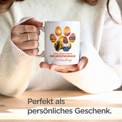 Personalisierte Tasse mit buntem Pfotenmotiv und Schriftzug, aus weißem Keramikmaterial.