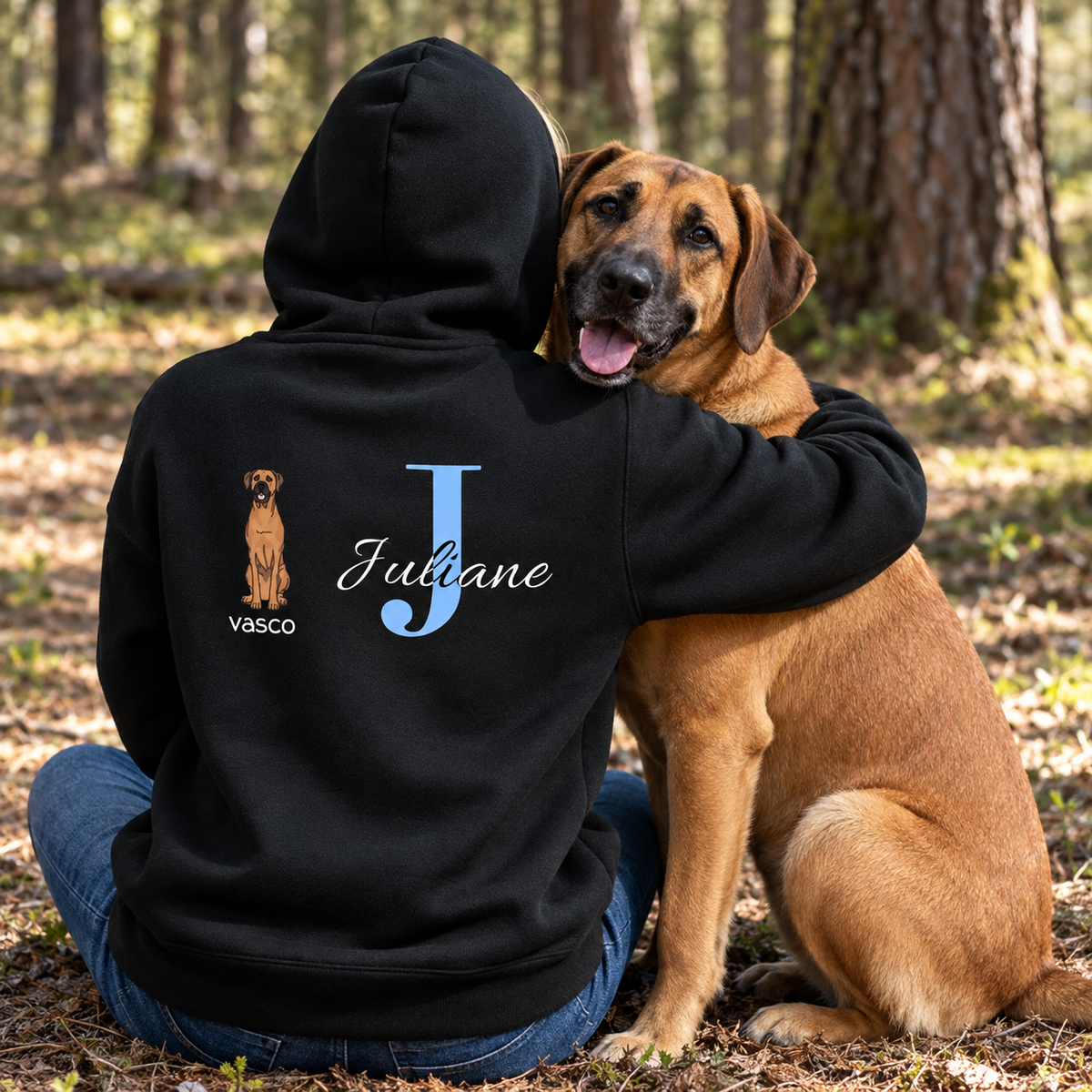 Schwarzer Hoodie mit blauer Initiale "J", Hundebild und dem Namen "Vasco" auf der Rückseite.