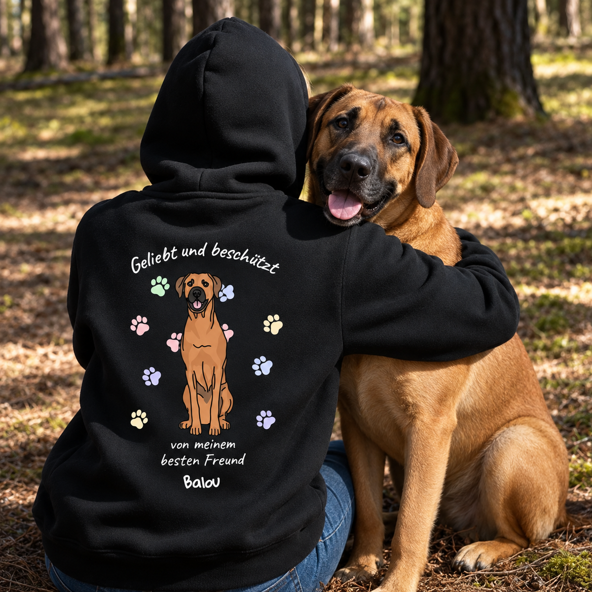 Schwarzer Hoodie mit Illustration eines Hundes und dem Text „Geliebt und beschützt von meinem besten Freund Balou“.