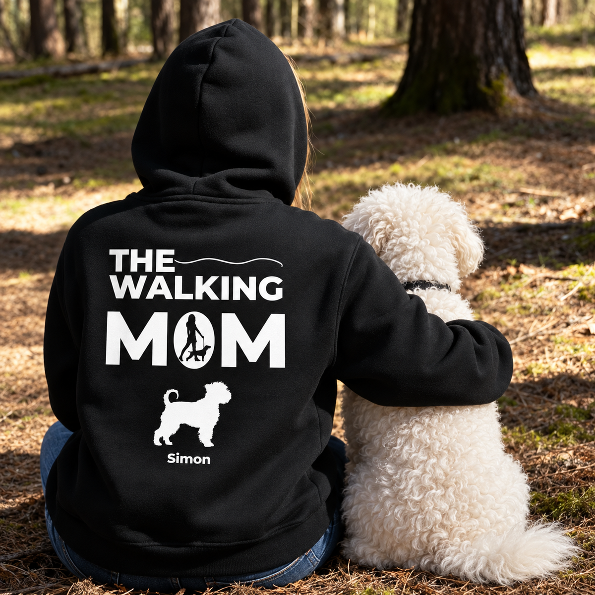Schwarzer Hoodie mit weißen Aufdruck "THE WALKING MOM", personalisiert mit Namen und Hundemotiv, getragen von einer Person.