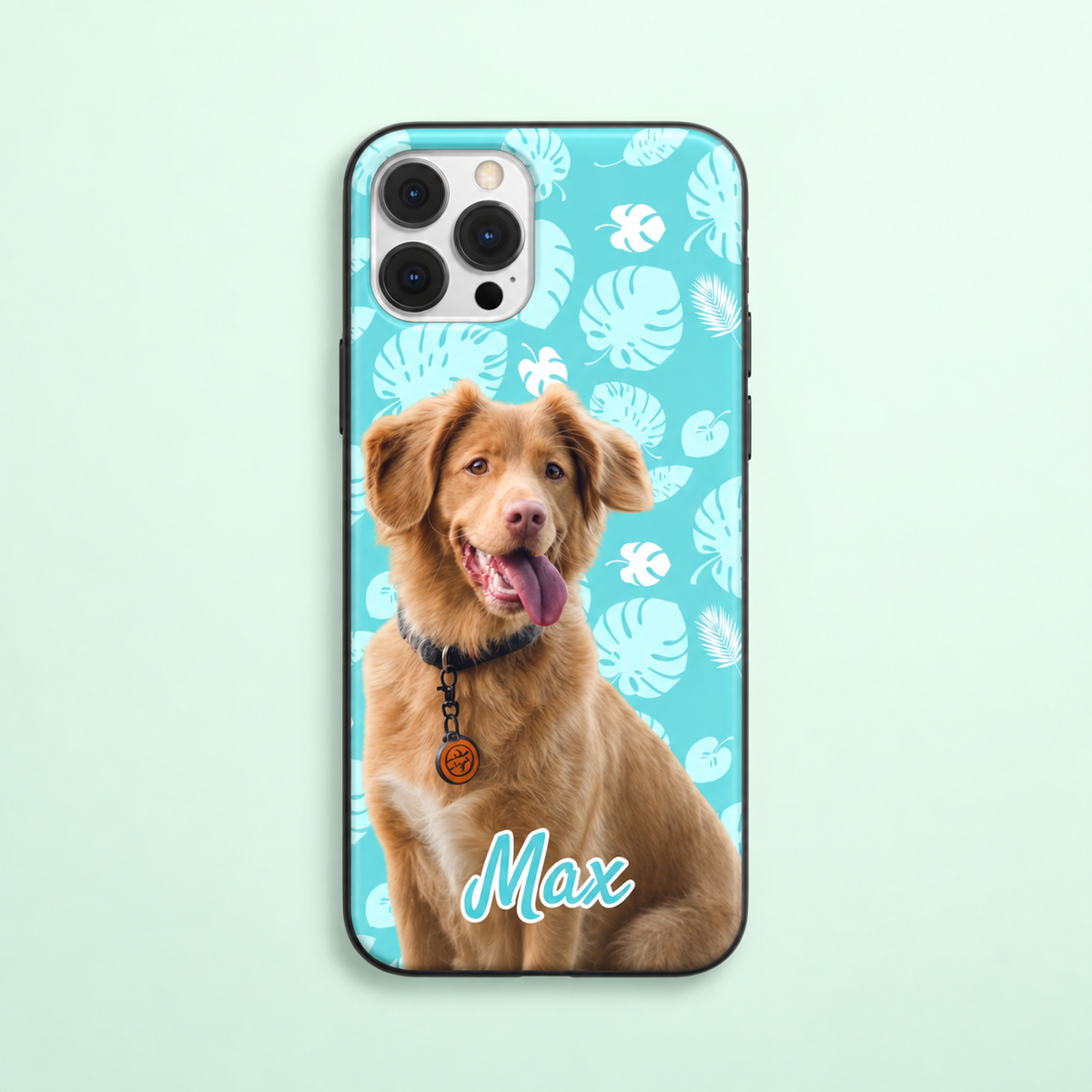 Personalisierte Handyhülle mit Foto eines Hundes auf türkisfarbenem Hintergrund mit Mustern.