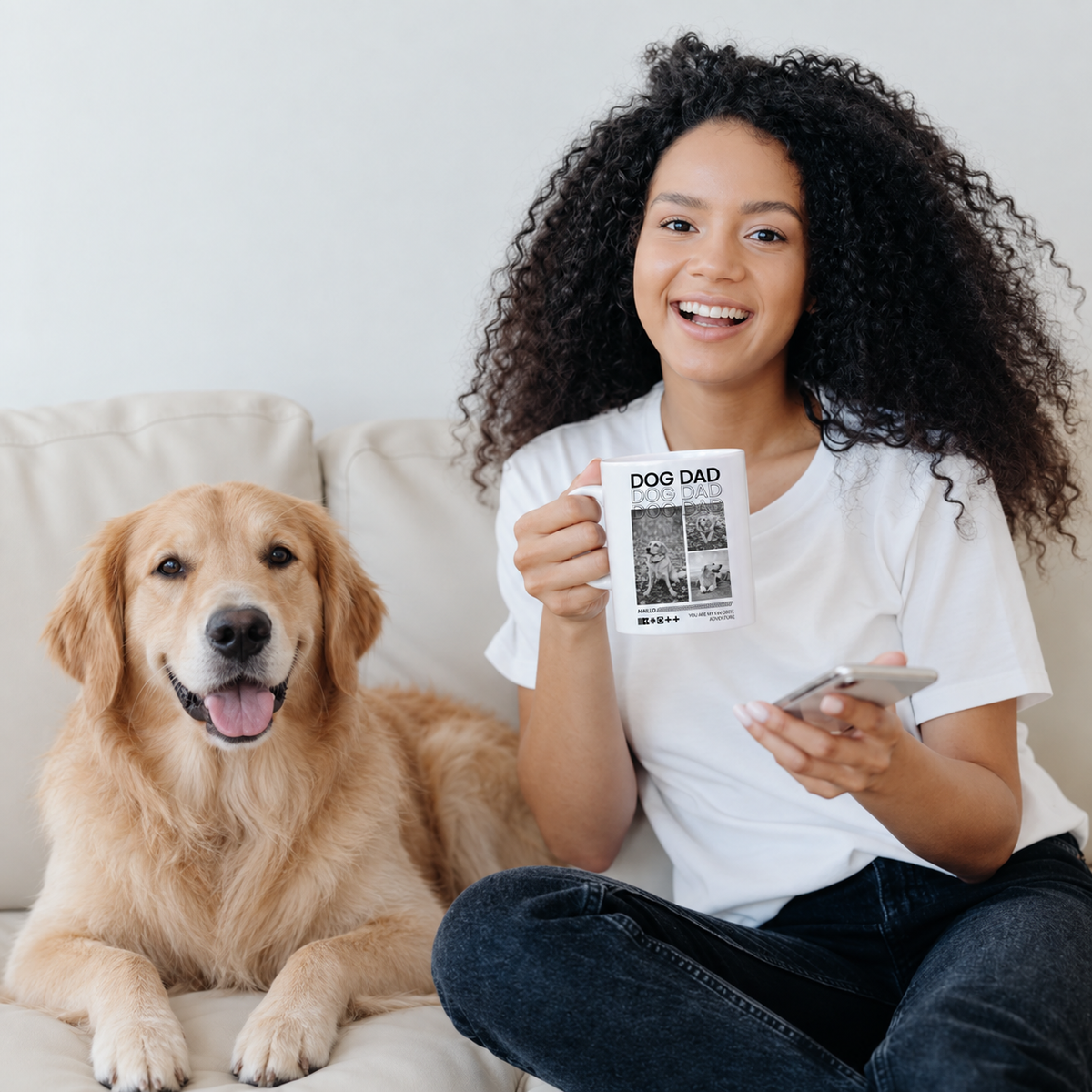 Person mit personalisierter Tasse "Dog Dad" sitzt auf einem Sofa neben einem Hund.