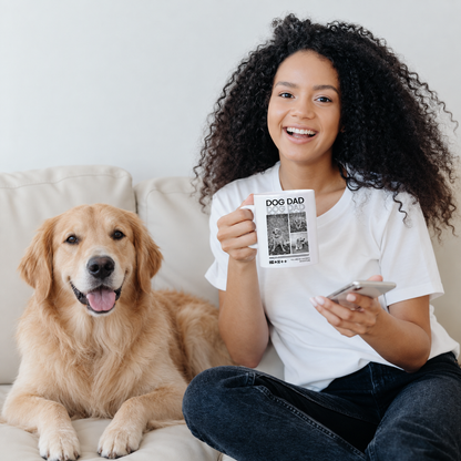 Person mit personalisierter Tasse "Dog Dad" sitzt auf einem Sofa neben einem Hund.
