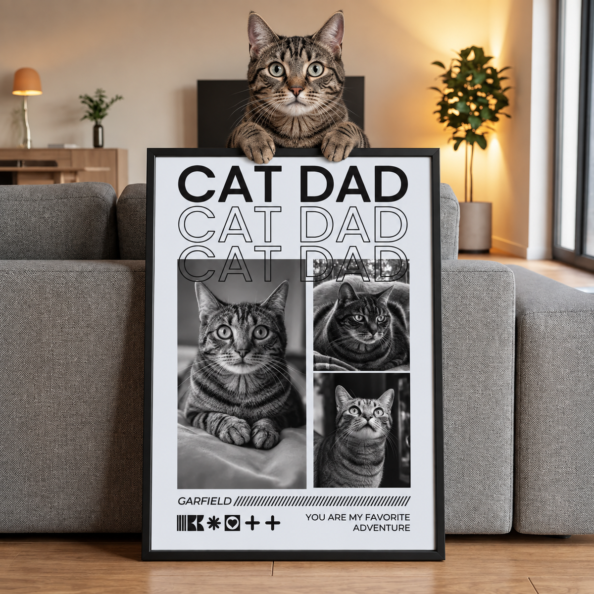 Katze sitzt auf einem personalisierten Poster mit dem Schriftzug "CAT DAD" und Bildern von verschiedenen Katzen.