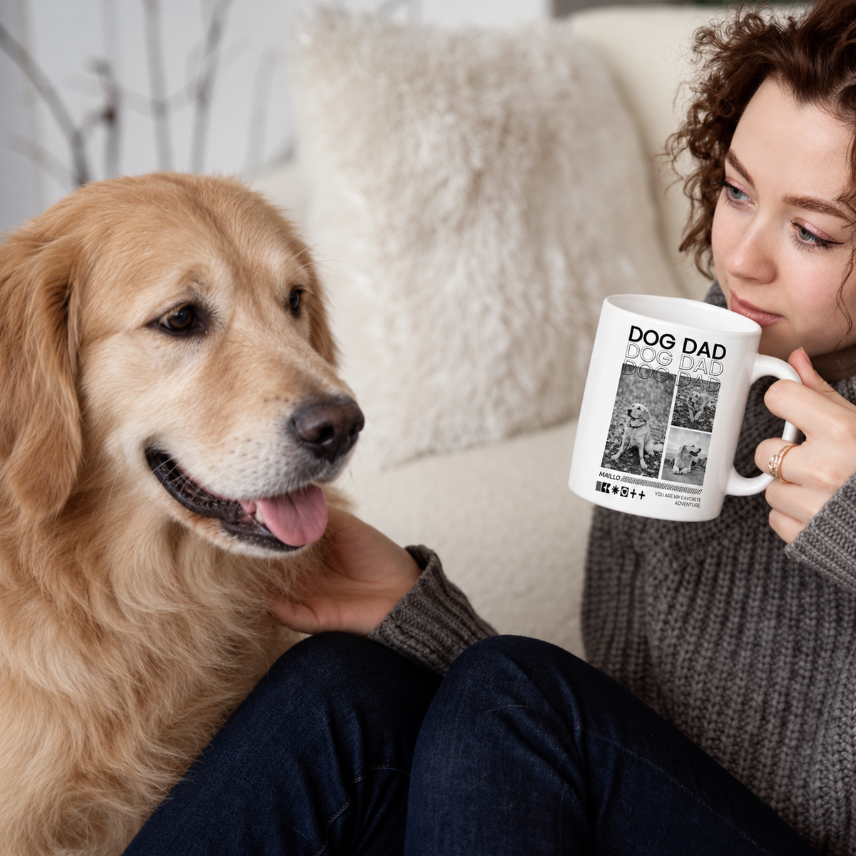 Person sitzt mit einem Hund auf der Couch und hält eine personalisierte Tasse mit dem Aufdruck "DOG DAD".