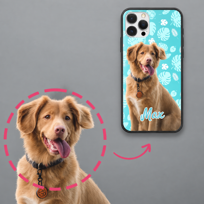 Personalisierte Handyhülle mit Foto eines Hundes auf hellblauem Muster mit Namen „Max“.