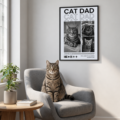 Personalisiertes Poster mit dem Aufdruck "Cat Dad" und Fotos von einer Katze, ein Kissen auf einem grauen Sessel.