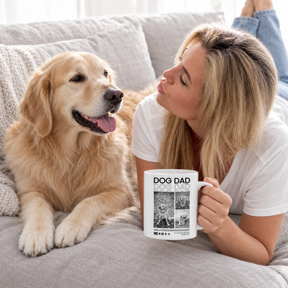 Person mit einer personalisierten Tasse „Dog Dad“ und goldenem Retriever auf einer Couch. Tasse weiß mit Druck.