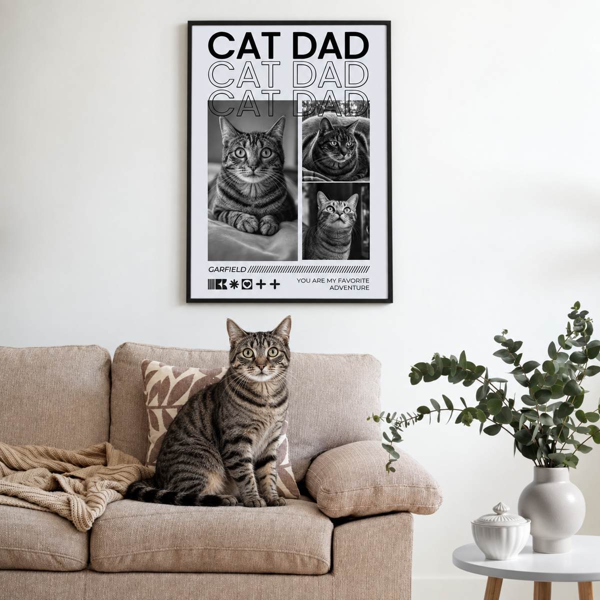 Personalisierte Poster-Deko "Cat Dad" mit Fotos eines katzenähnlichen Tieres, gerahmt und an einer Wand.