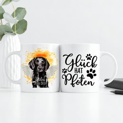 Weiße Tasse mit personalisiertem Haustierporträt eines Hundes und dem Text "Glück hat Pfoten".