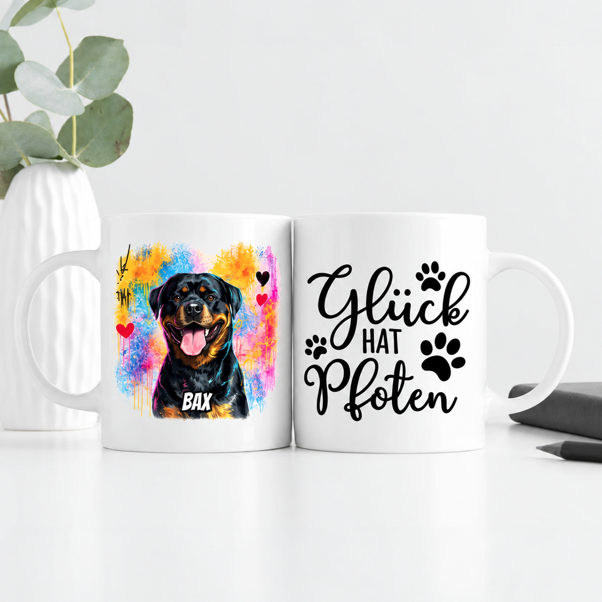 Personalisierte Tasse mit farbigem Graffiti-Hundemotiv und dem Text "Glück hat Pfoten" auf weißem Hintergrund.