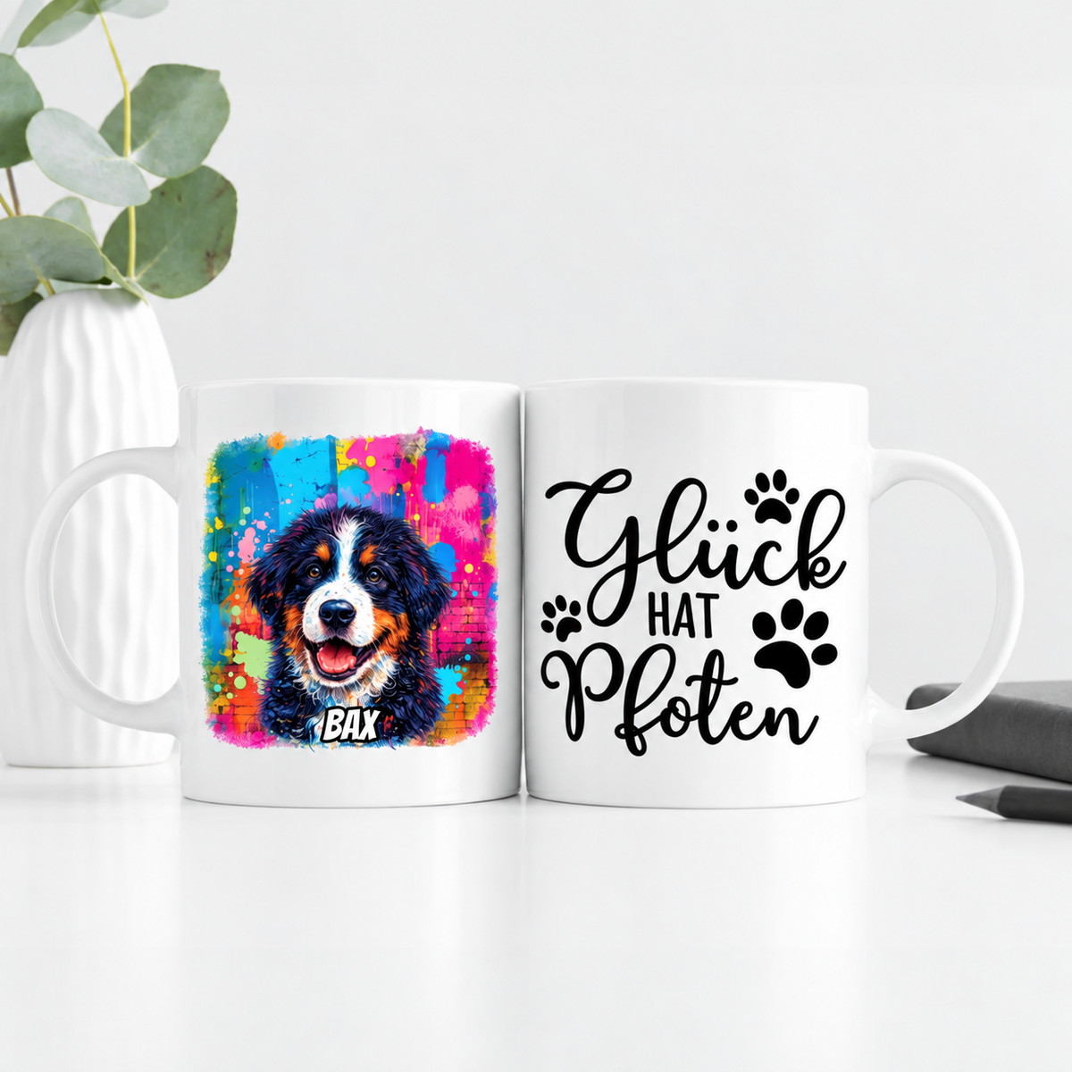 Personalisierte Tasse mit einem farbigen Hundemotiv und dem Schriftzug "Glück hat Pfoten" in Schwarz.
