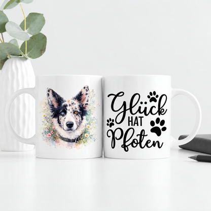 Personalisierte Tasse mit Aquarell-Motiv eines Hundes und dem Spruch "Glück hat Pfoten". Weißes Keramikmaterial.
