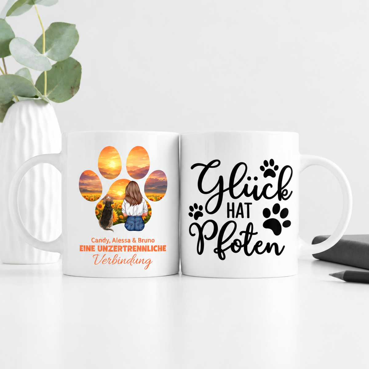 Personalisierte weiße Tasse mit Katzensymbol und Aufschrift „Glück hat Pfoten“ sowie einem Bild und Text auf der anderen Seite.