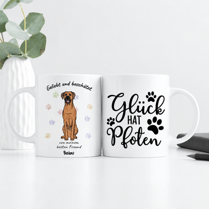 Personalisierte weiße Tasse mit Hundemotiv und Texten auf beiden Seiten.