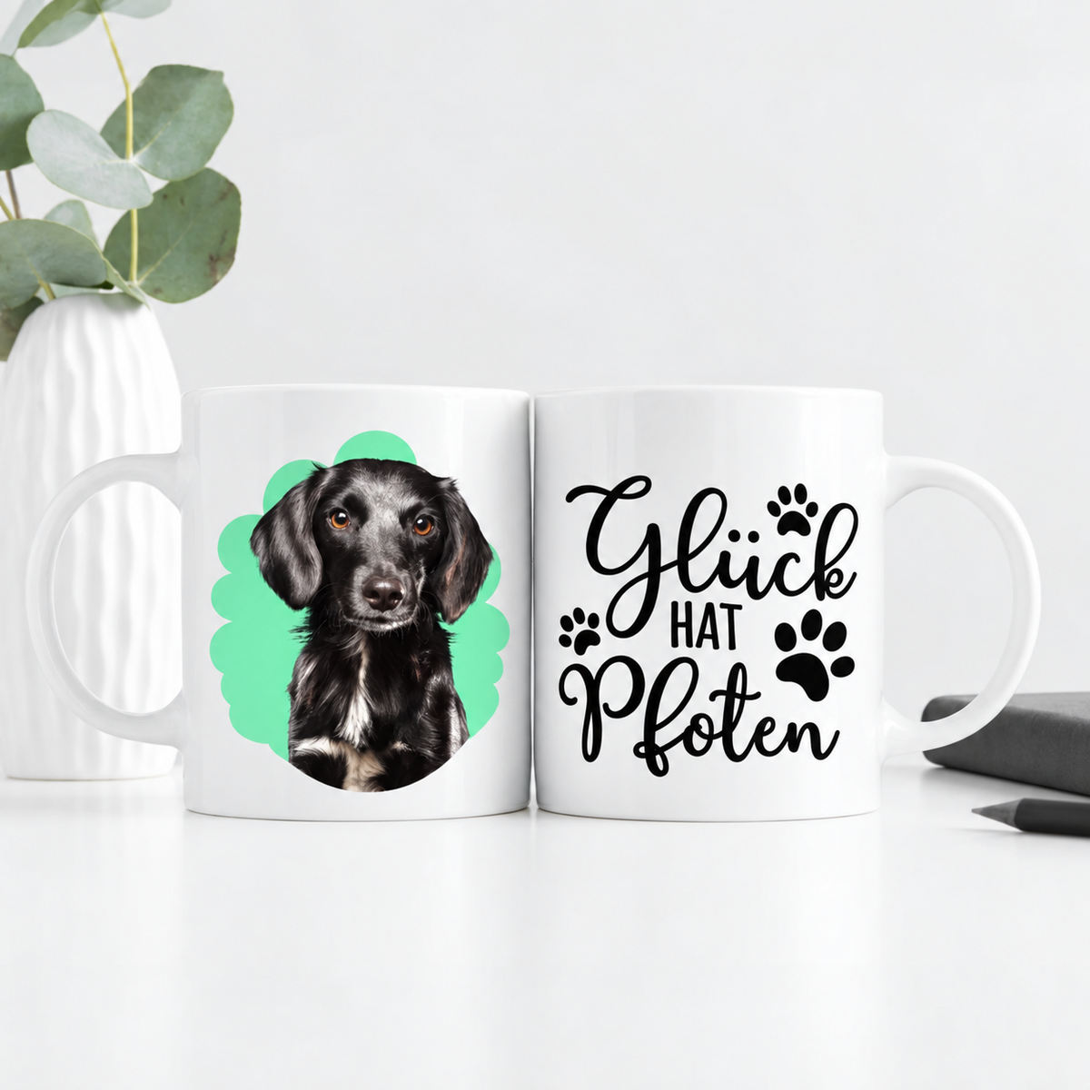 Personalisierte weiße Tasse mit Hundeporträt und Aufschrift „Glück hat Pfoten“.