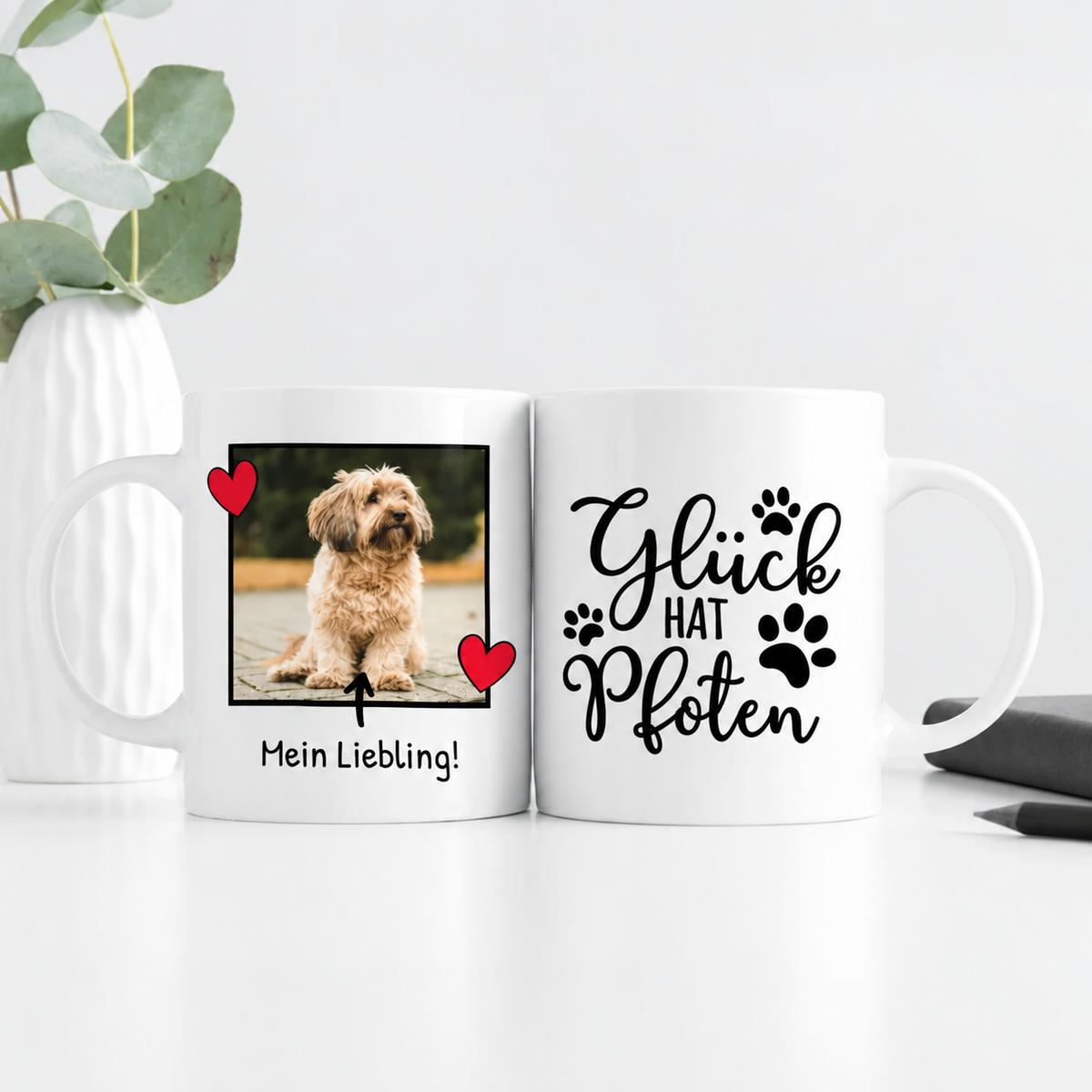 Weiße Tasse mit Fotodruck eines Hundes und dem Text "Glück hat Pfoten". Personalisierbar, ca. 300 ml.