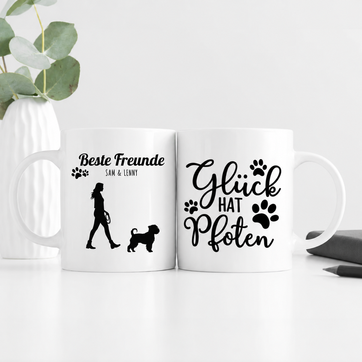 Personalisierte weiße Tasse mit schwarz-weißem Aufdruck von Hund und Mensch sowie Sprüchen.