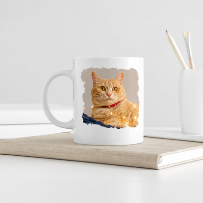 Weiße Tasse mit einem Bild eines orangefarbenen Katers, auf einem weißen Untergrund.