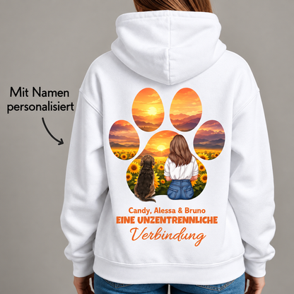 Weißer Hoodie mit personalisierter Grafik eines Mädchens und Hund vor Sonnenblumen und Sonnenuntergang.