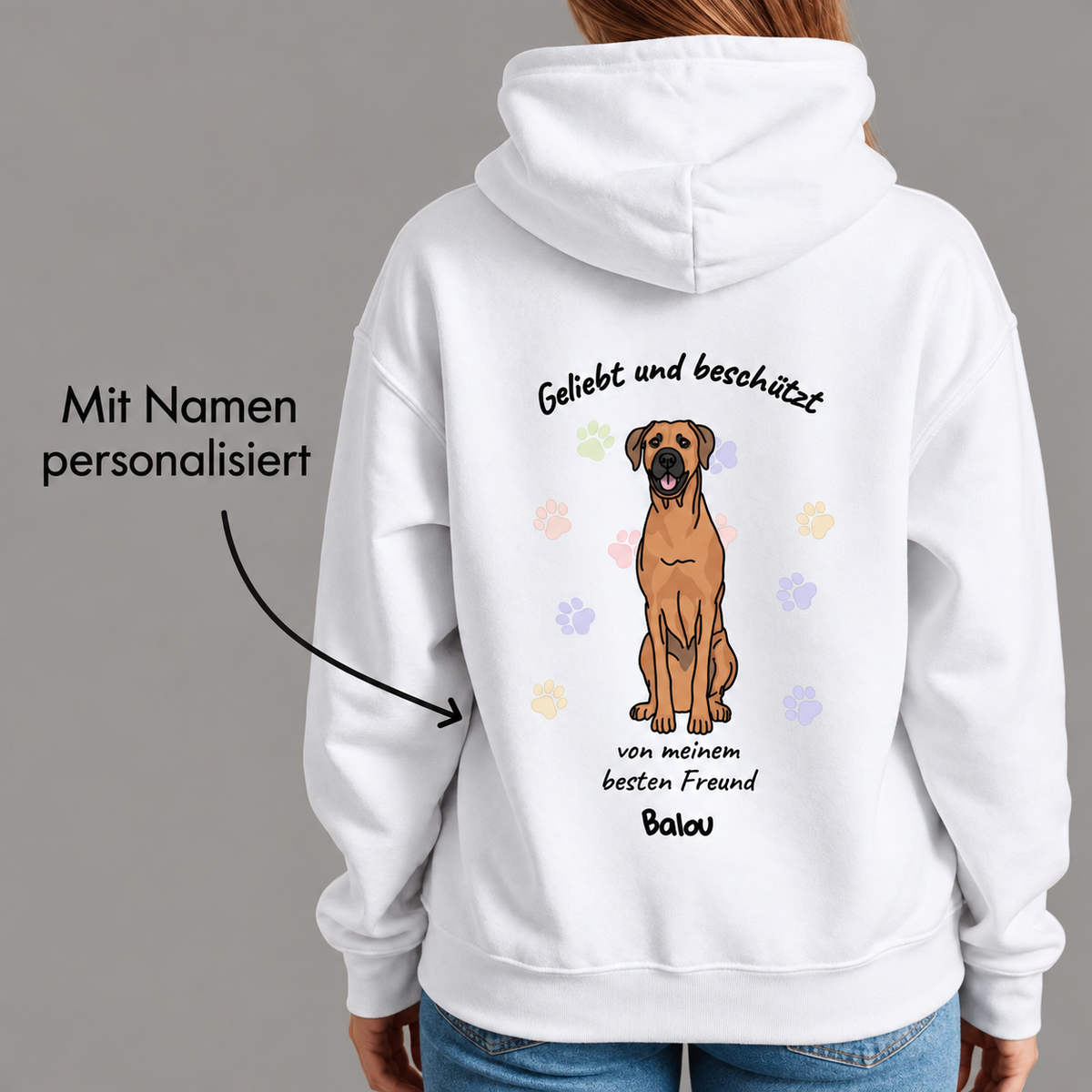 Weißer Hoodie mit Hundemotiv und dem Text "Geliebt und beschützt" sowie personalisierbarem Namen.