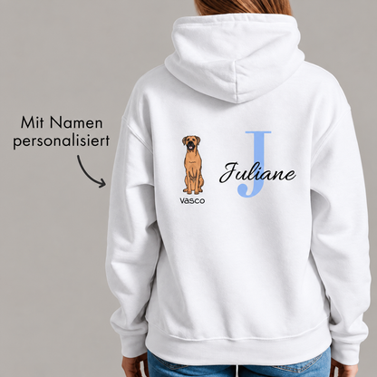 Weißer Hoodie mit personalisierter Initiale und Hundemotiv auf der Rückseite.
