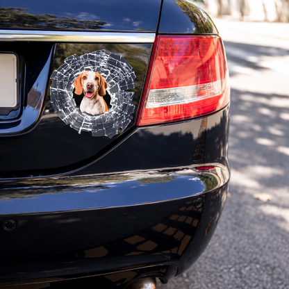 Autoaufkleber mit Bild eines Hundes, umgeben von einem grafischen Glassplitter-Design auf schwarzem Autolack.