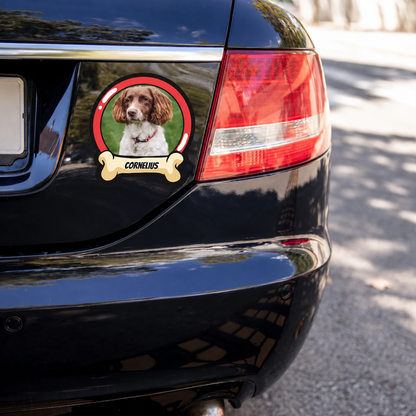 Personalisierter Autoaufkleber mit Hundebild und dem Namen "CORNELIUS" auf schwarzem Auto.