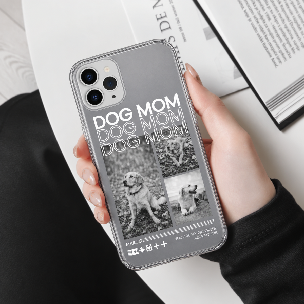 Handyhülle mit grauem Design, Aufschrift "DOG MOM" und Bildern von Hunden, transparentes Material.
