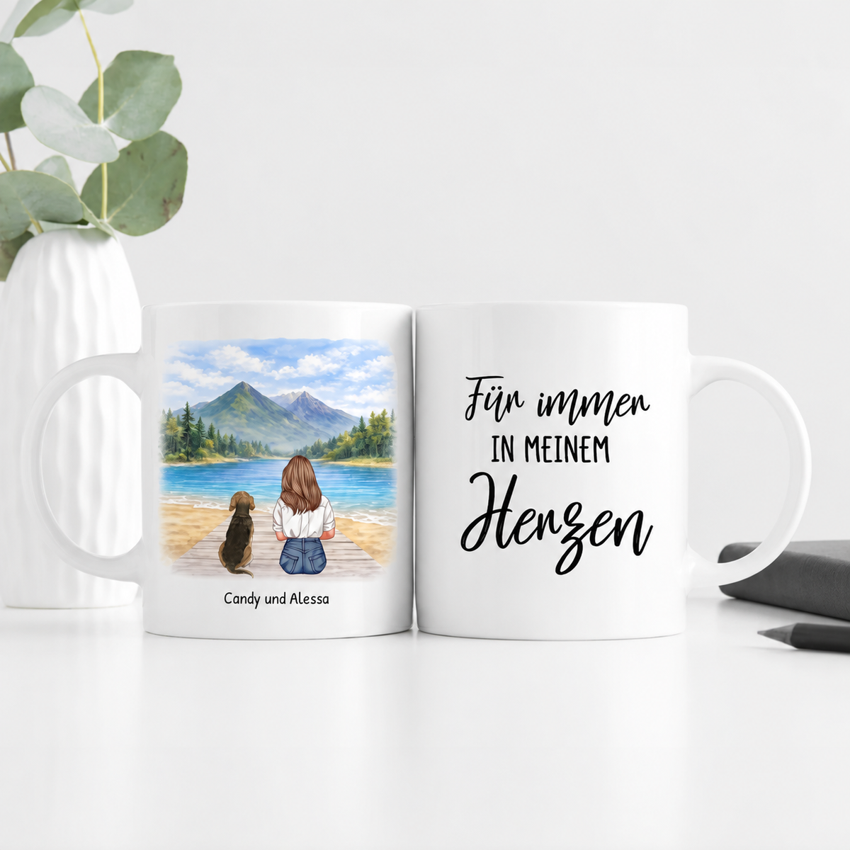 Personalisierte weiße Tasse mit Illustration einer Frau und einem Hund am See sowie Text "Für immer in meinem Herzen".