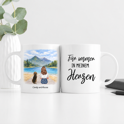 Personalisierte weiße Tasse mit Illustration einer Frau und einem Hund am See sowie Text "Für immer in meinem Herzen".