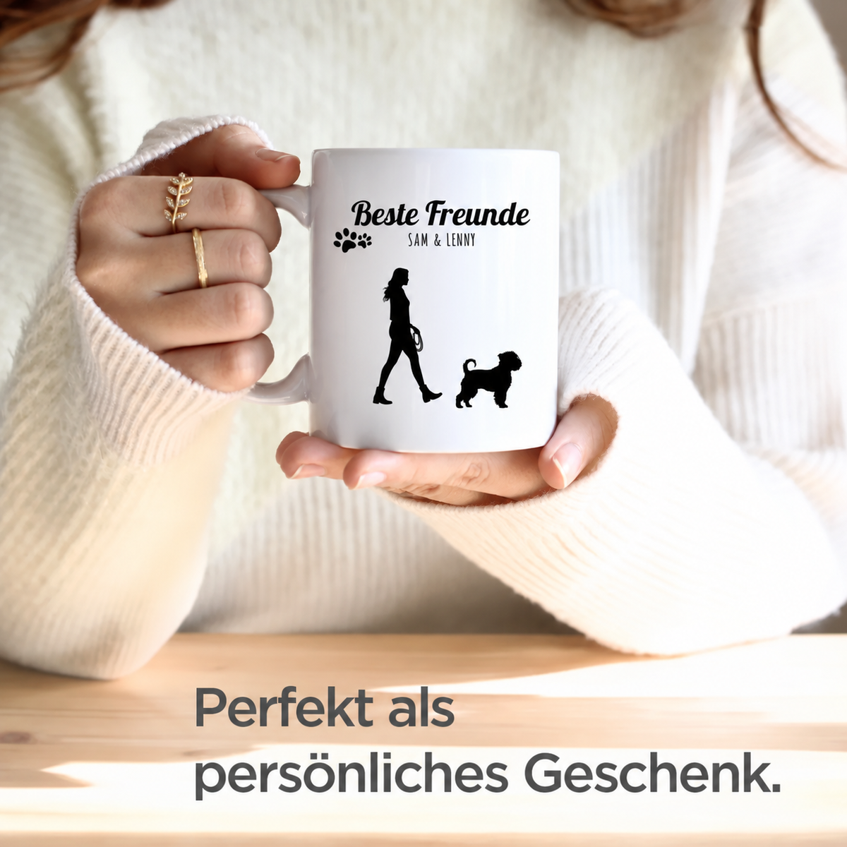 Personalisierte Tasse in Weiß mit schwarzem Aufdruck von einer Frau mit Hund und dem Text "Beste Freunde".