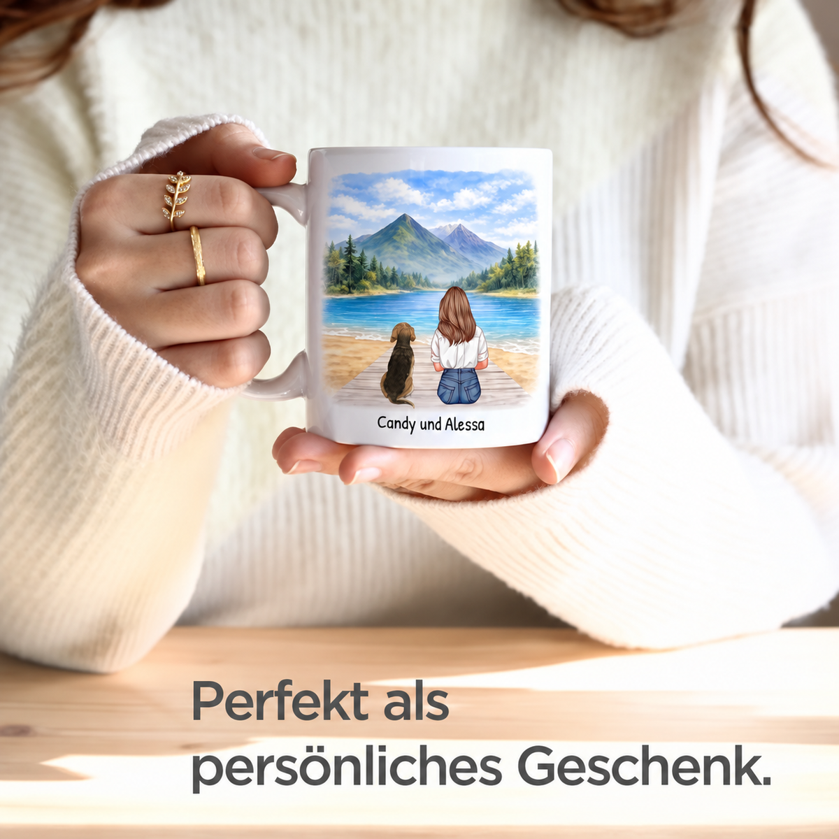 Personalisierte Tasse mit Illustration einer Frau und einem Hund am See, weiße Keramik.