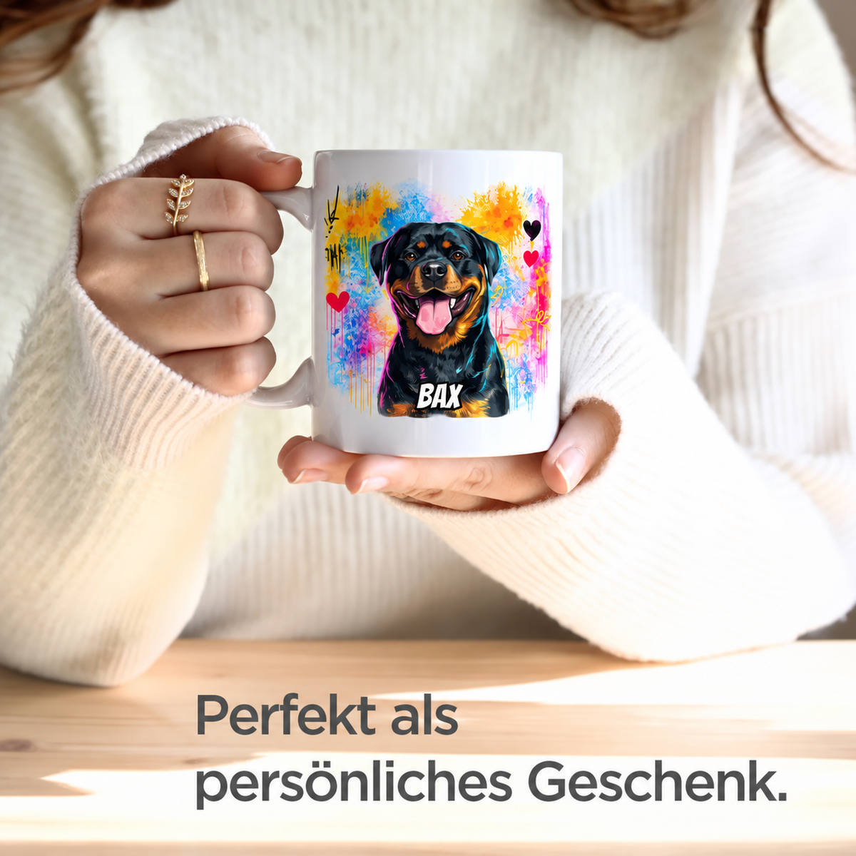 Weiße Tasse mit farbigem Graffiti-Motiv eines Rottweilers und dem Namen "BAX".
