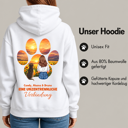 Weißer Hoodie mit farbigem Grafikdruck einer Frau und Hund in einer Sonnenblumenlandschaft. Unisex Fit, Baumwollmix.