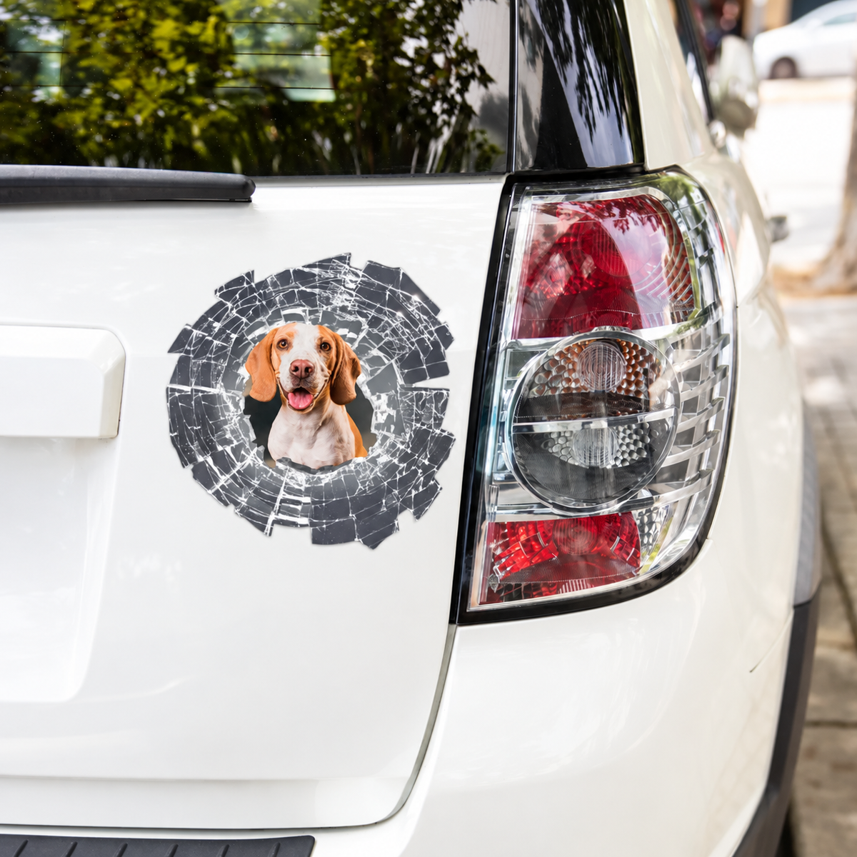 Personalisierter Autoaufkleber mit Hundebild, gestaltet wie ein zersplittertes Glas auf einem weißen Fahrzeug.